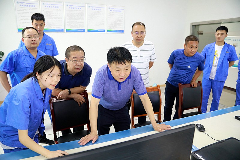 熊良虎在镇安污水处理厂调研时指出：以守护人民群众喝上清洁的水、、放心的水为出发点，，助力打好碧水守卫战