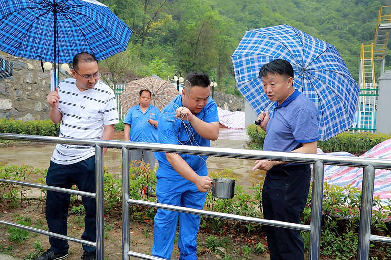 熊良虎在镇安污水处理厂调研时指出：以守护人民群众喝上清洁的水、、放心的水为出发点，，助力打好碧水守卫战