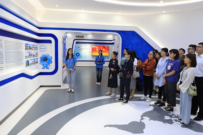 人生就是博集团团委到法士特集团旅行学习