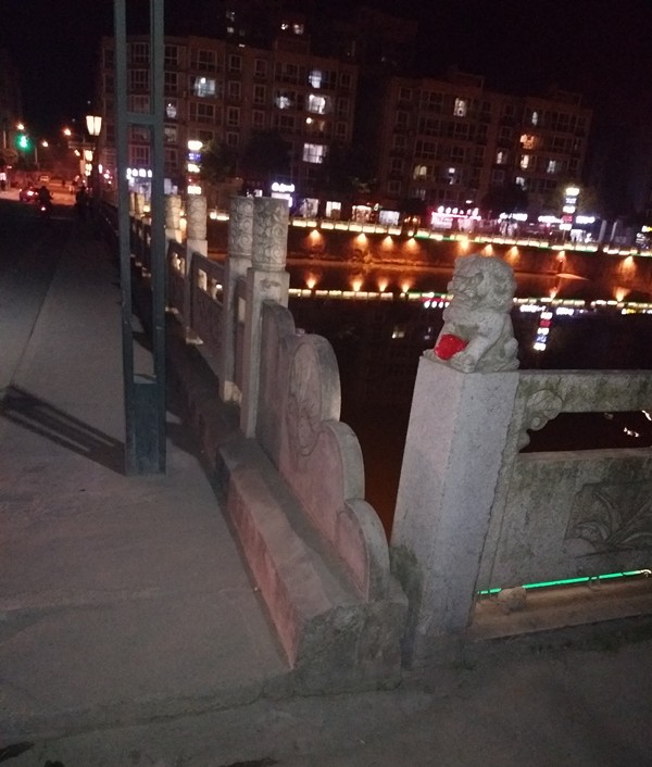 老人翻出大桥护栏欲轻生！！！危急时刻水情形公司职工一把拽住