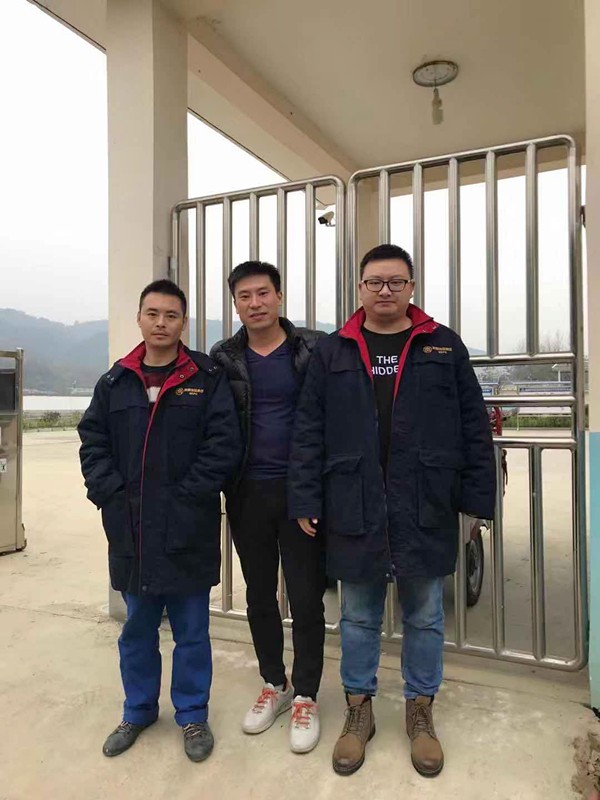 老人翻出大桥护栏欲轻生！！！危急时刻水情形公司职工一把拽住