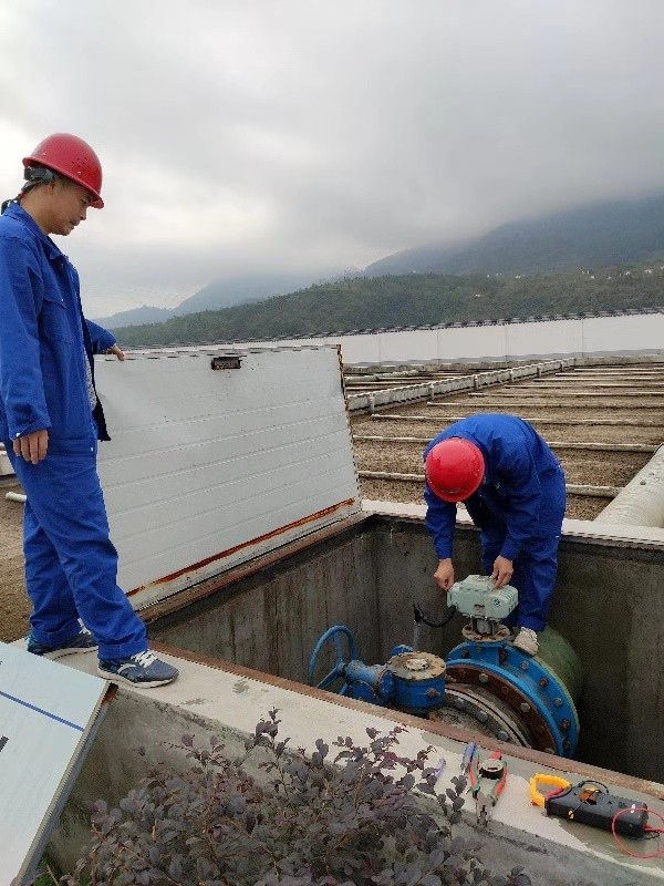 老人翻出大桥护栏欲轻生！！！危急时刻水情形公司职工一把拽住