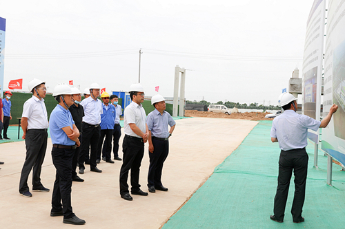 省国资委党委委员、、、副主任李凯到人生就是博集团调研指导事情