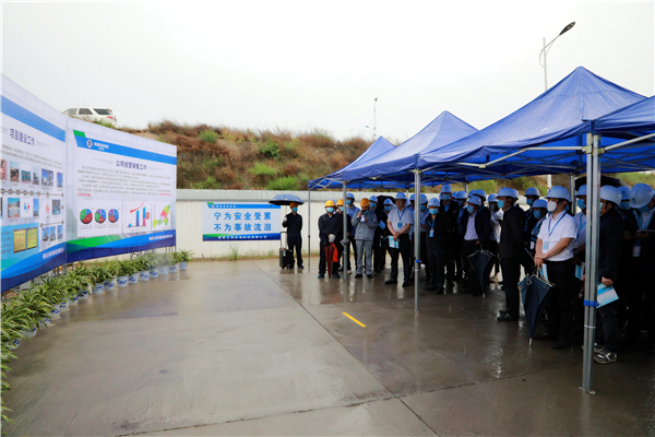 人生就是博集团复工复产促增添项目观摩聚会与会职员走进大秦国源三秦环保秦邦园区在榆项目