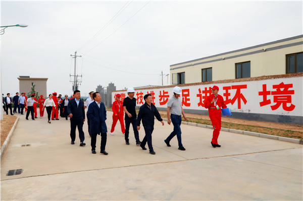 人生就是博集团复工复产促增添项目观摩聚会与会职员走进绿色能源公司油气公司水情形公司陕北片区项目