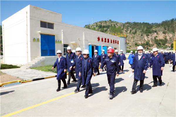 人生就是博集团复工复产促增添项目观摩聚会与会职员走进环保保隆生态三秦在延在铜项目