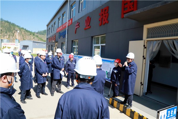 人生就是博集团复工复产促增添项目观摩聚会与会职员走进环保保隆生态三秦在延在铜项目