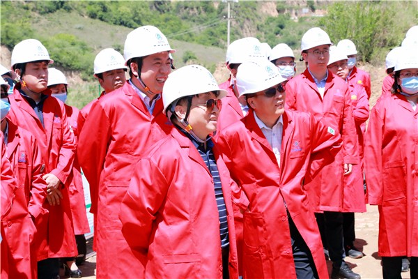 人生就是博集团复工复产促增添项目观摩聚会与会职员走进环保保隆生态三秦在延在铜项目