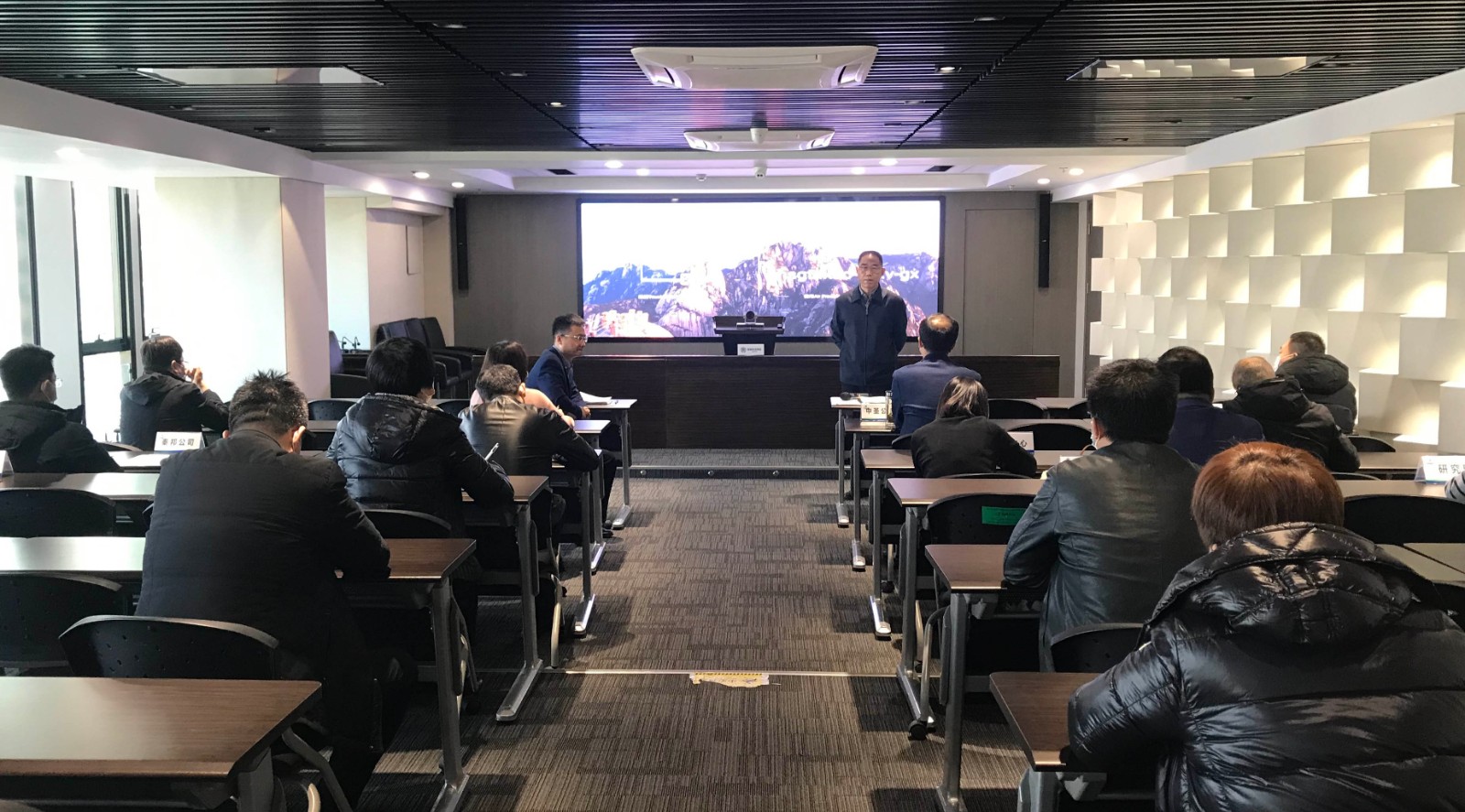 人生就是博集团起劲响应省国资委要求 对冬春季疫情防控事情举行再安排再发动