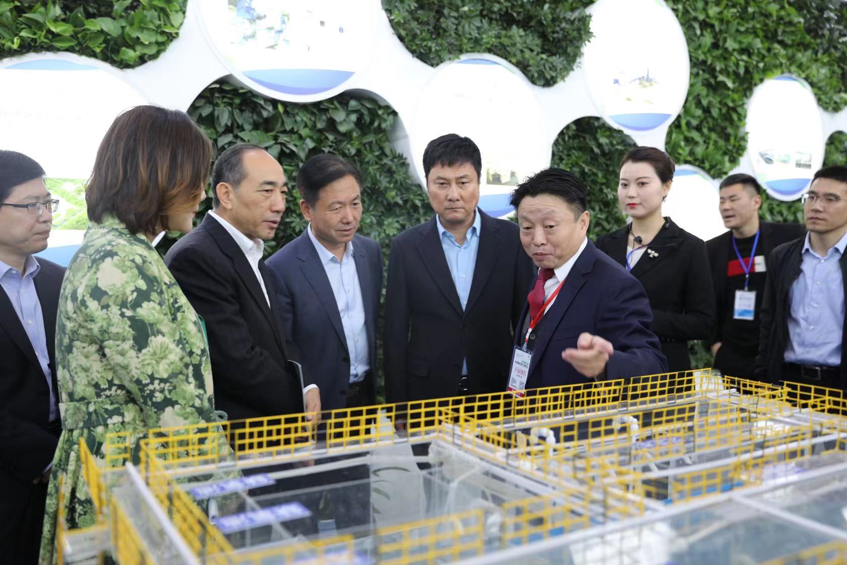 陕西省人大常委会副主任、、省总工会主席郭大为一行旅行我公司笔直流迷宫手艺