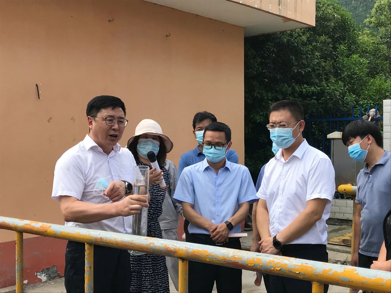 丹凤县政协主席周建政一行到丹凤县污水处理厂开展县域生态情形；ぷㄌ獾餮