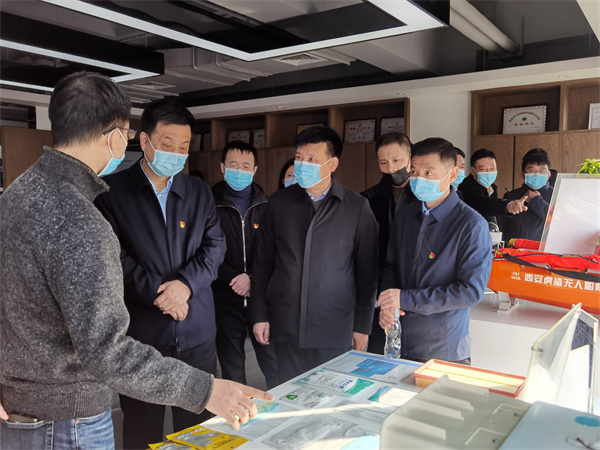 省国资委党委委员、、、驻委纪检监察组组长贺向东到秦创原人生就是博集团立异中心调研