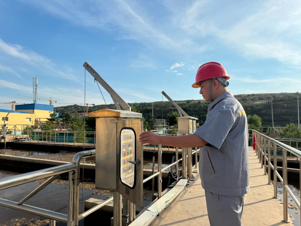 水情形公司职工贺虎荣获神木市人民政府揭晓的“2023年度生态情形掩护事情先进个人”声誉称呼