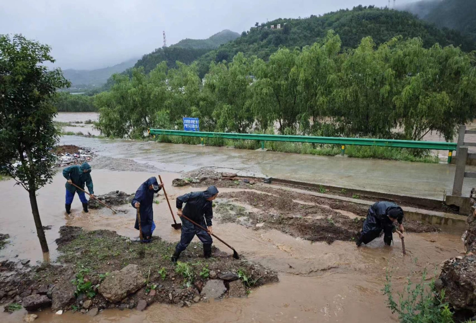 水情形公司：：：绝不松懈强继承 守牢防汛清静线