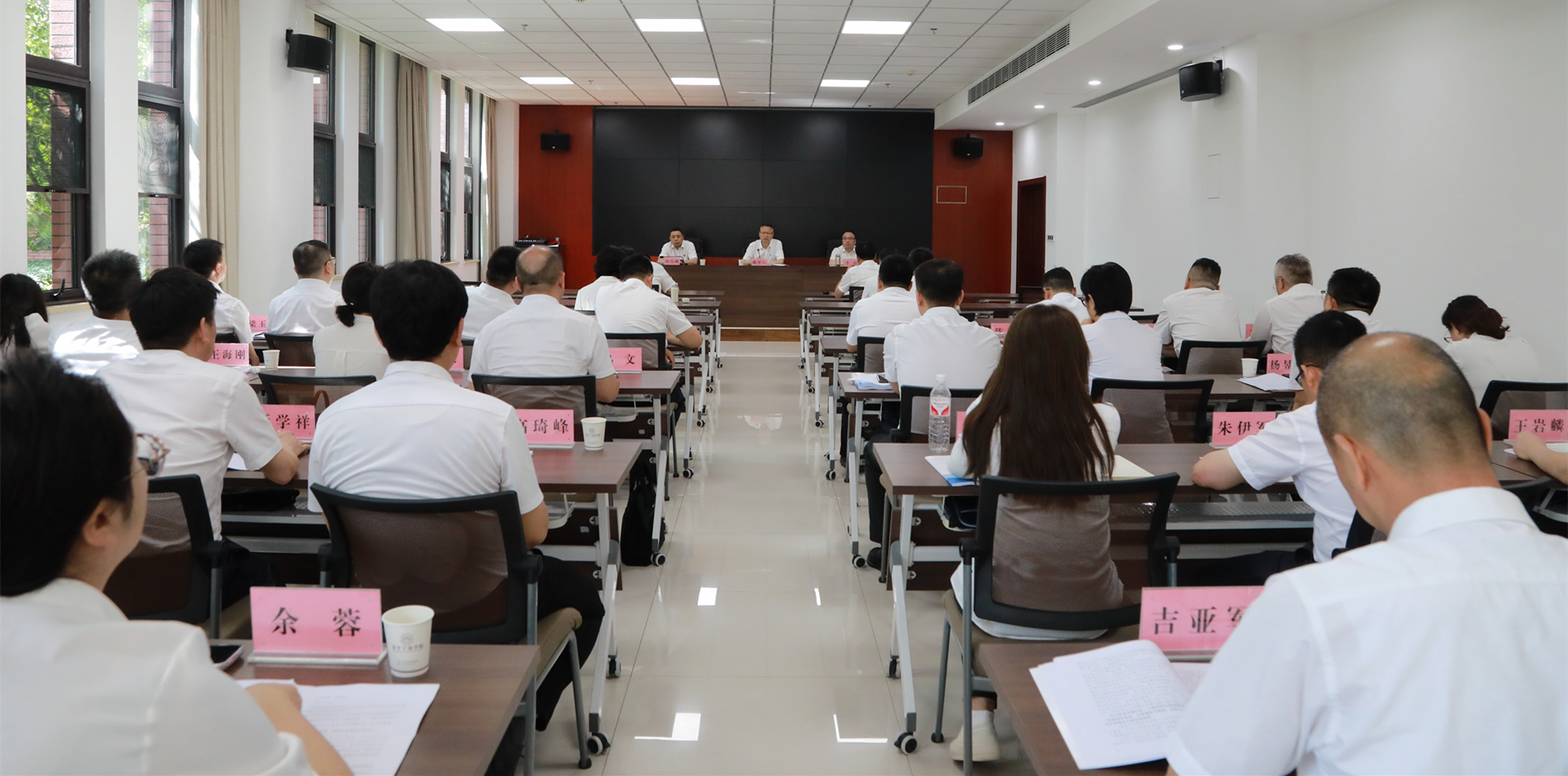 人生就是博集团党委召开深入贯彻中央八项划定精神学习教育集中整治事情推进会